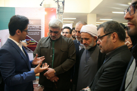 معاون استاندار و رئیس دانشگاه قم از غرفه جهاددانشگاهی در نمایشگاه هفته پژوهش بازدید کردند